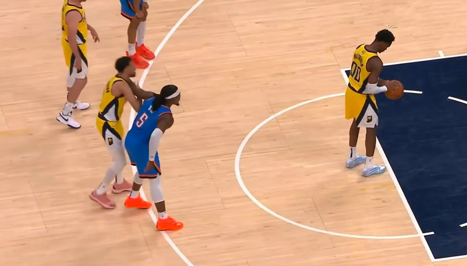 比赛中球员个人能力发挥，长短传有序串联进攻