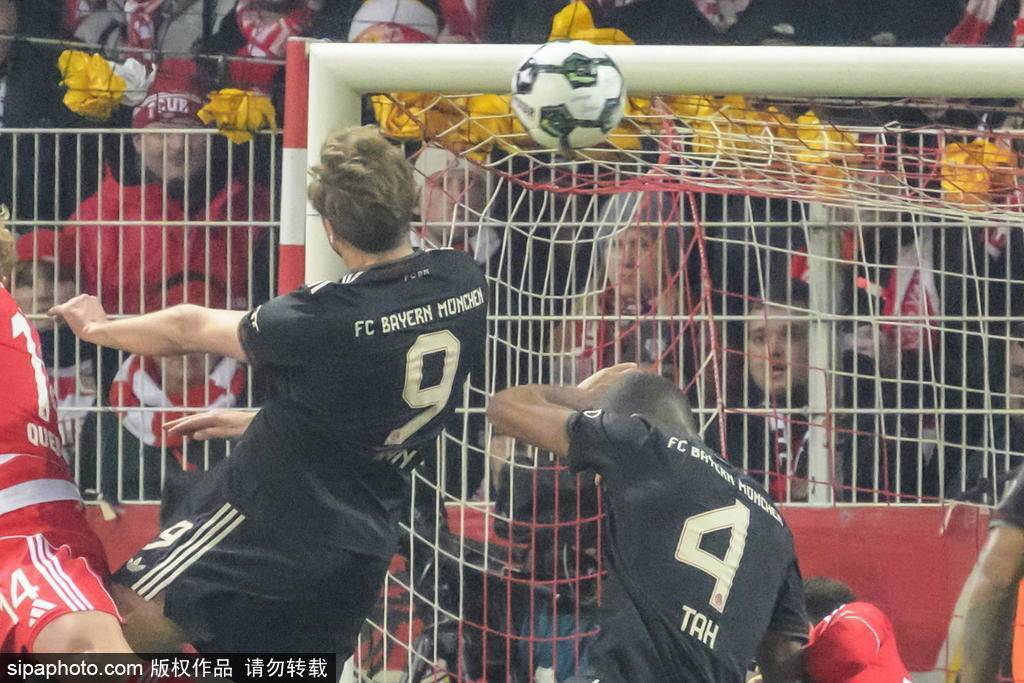 拜仁险胜法国，阿尔瓦雷斯点燃赛场