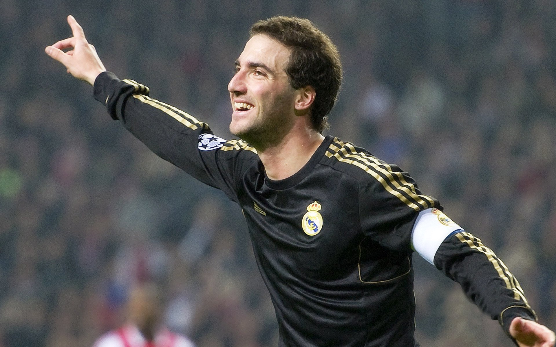 当广厦遇上湖人，一场跨越次元的篮球对话与拉文的里程碑之夜