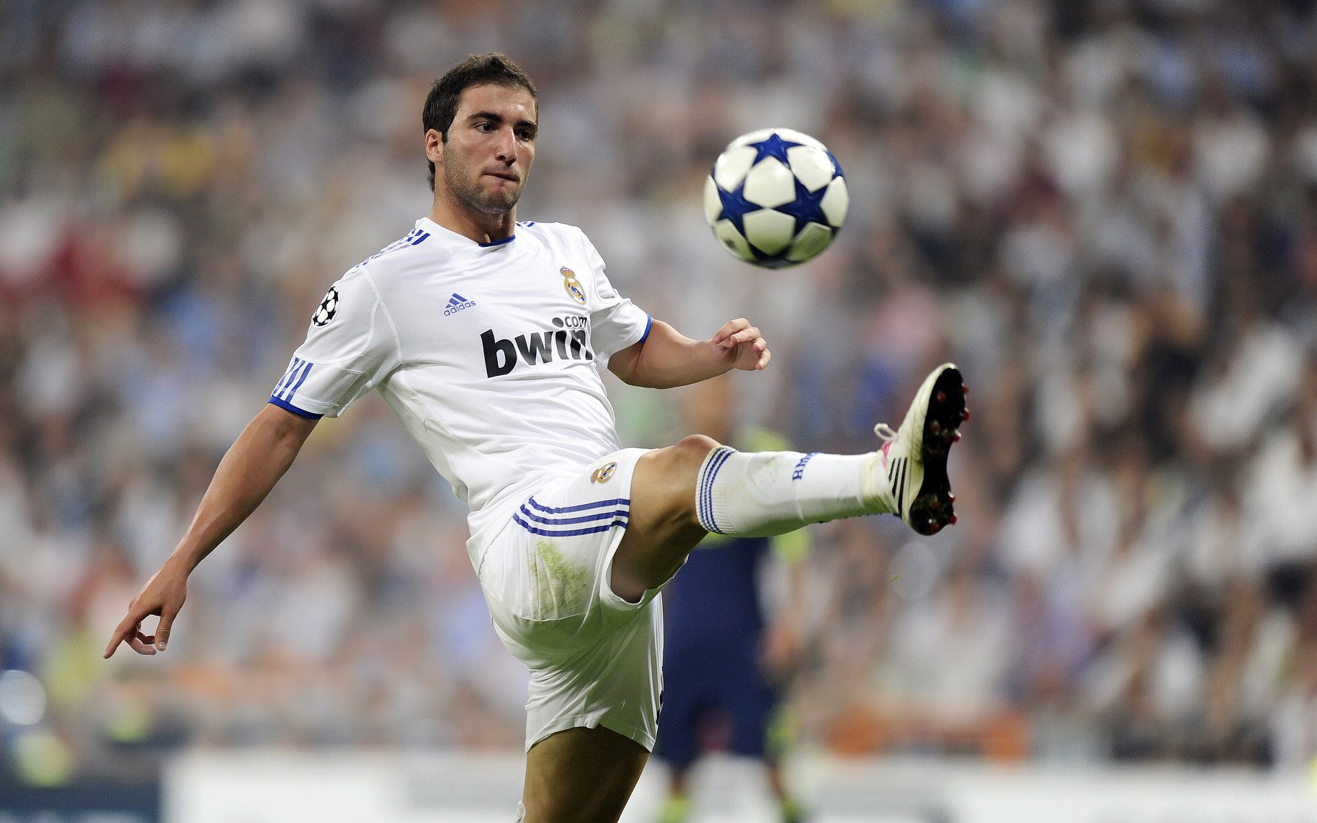 德罗赞关键球带队取胜，魔术主场力斩深圳队